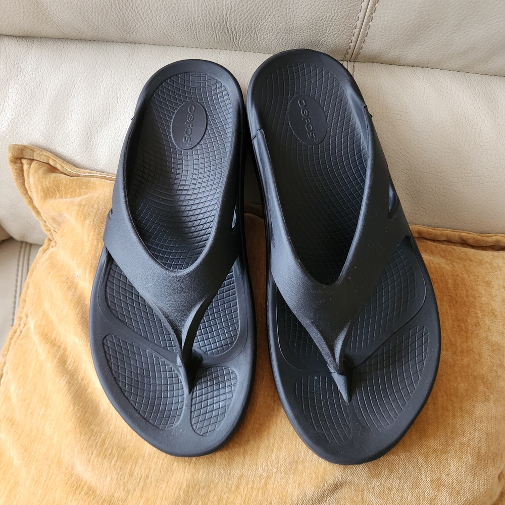 OOFOS Black Flip-Flops